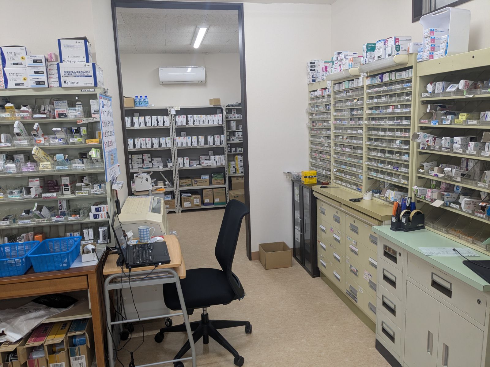 栄町薬局の調剤室